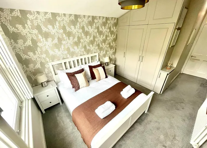 Luxury King-Bed Ensuite With Tranquil Garden Views